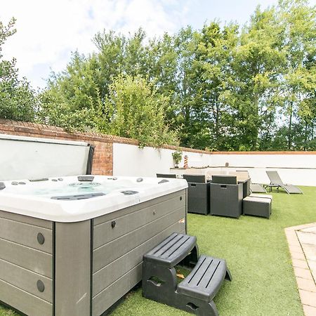The Hot Tub Townhouse By Holiday Heim Lytham St Annes Bagian luar foto