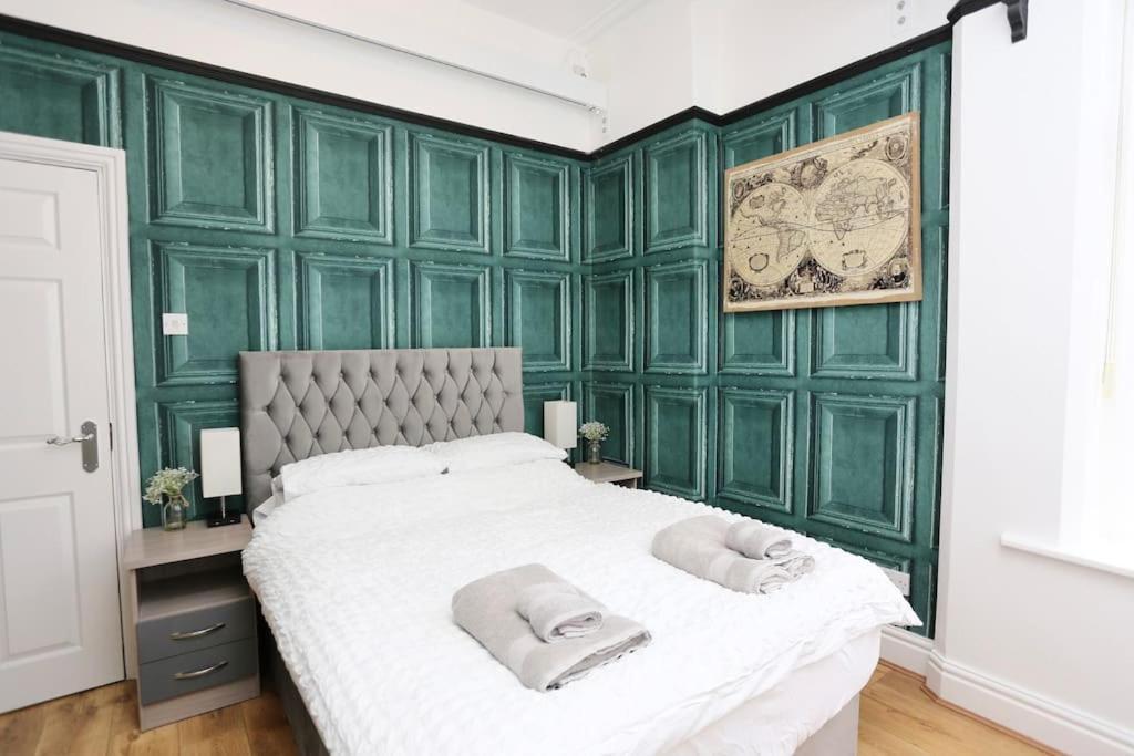 The Hot Tub Townhouse By Holiday Heim Lytham St Annes Bagian luar foto