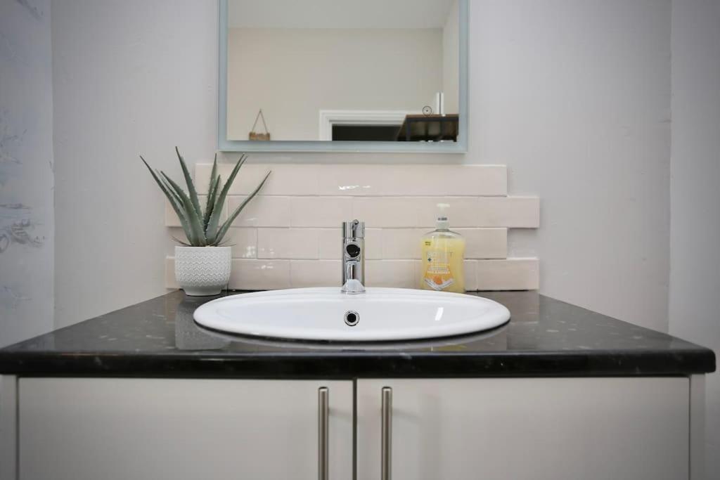 The Hot Tub Townhouse By Holiday Heim Lytham St Annes Bagian luar foto