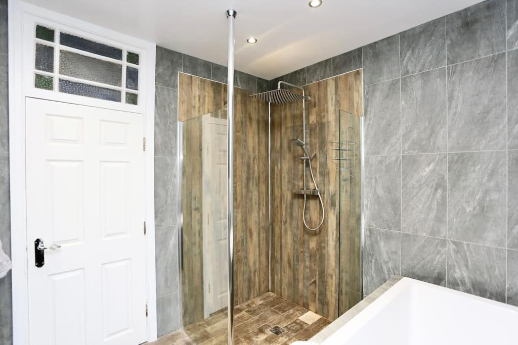 The Hot Tub Townhouse By Holiday Heim Lytham St Annes Bagian luar foto