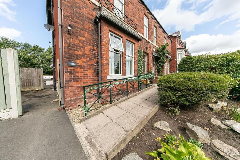 The Hot Tub Townhouse By Holiday Heim Lytham St Annes Bagian luar foto