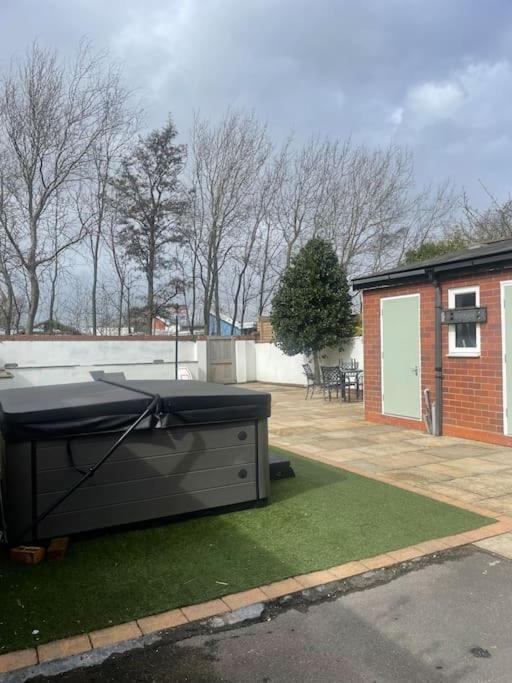 The Hot Tub Townhouse By Holiday Heim Lytham St Annes Bagian luar foto