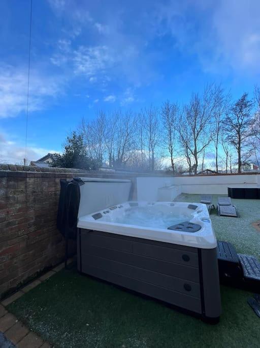 The Hot Tub Townhouse By Holiday Heim Lytham St Annes Bagian luar foto