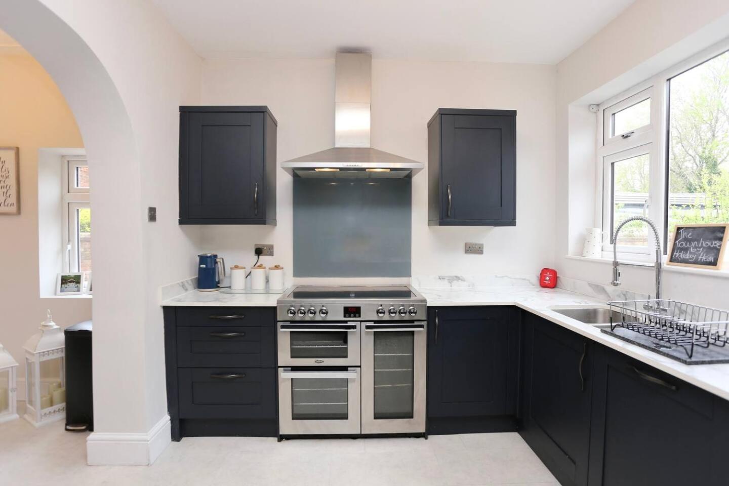 The Hot Tub Townhouse By Holiday Heim Lytham St Annes Bagian luar foto