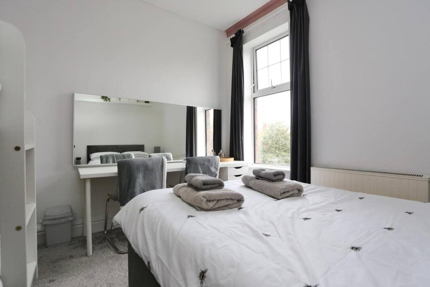 The Hot Tub Townhouse By Holiday Heim Lytham St Annes Bagian luar foto