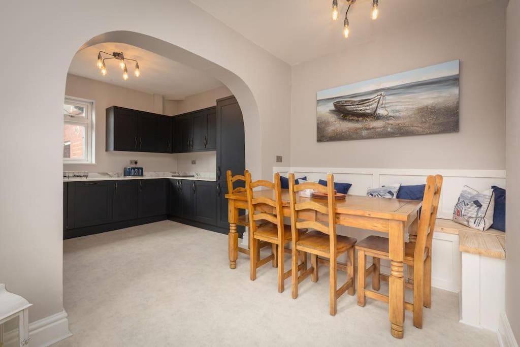 The Hot Tub Townhouse By Holiday Heim Lytham St Annes Bagian luar foto