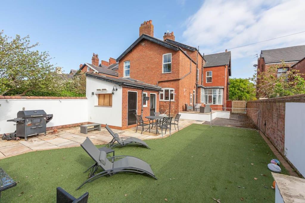 The Hot Tub Townhouse By Holiday Heim Lytham St Annes Bagian luar foto