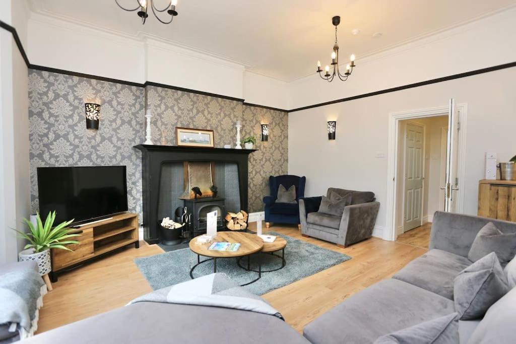The Hot Tub Townhouse By Holiday Heim Lytham St Annes Bagian luar foto