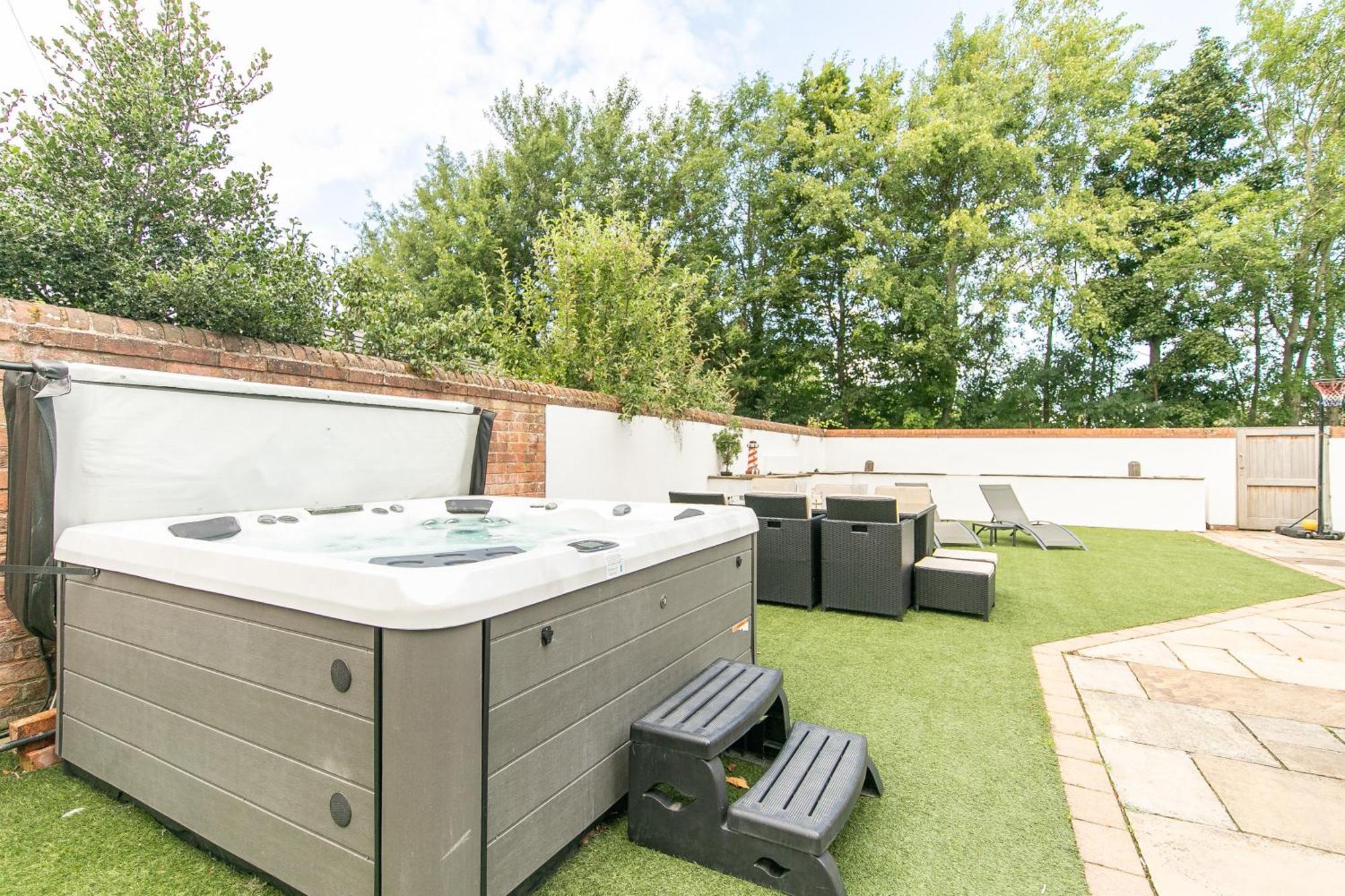 The Hot Tub Townhouse By Holiday Heim Lytham St Annes Bagian luar foto
