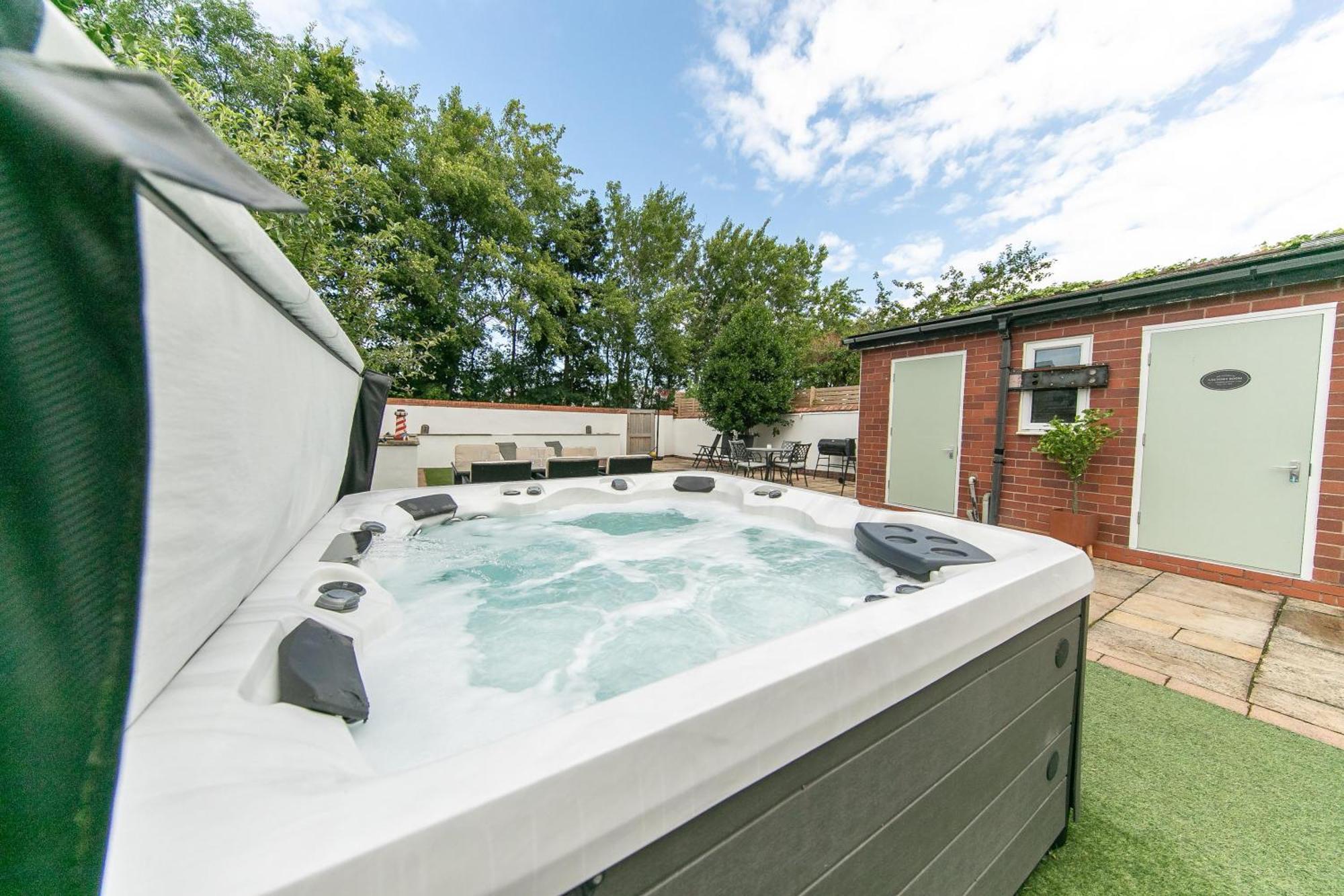 The Hot Tub Townhouse By Holiday Heim Lytham St Annes Bagian luar foto